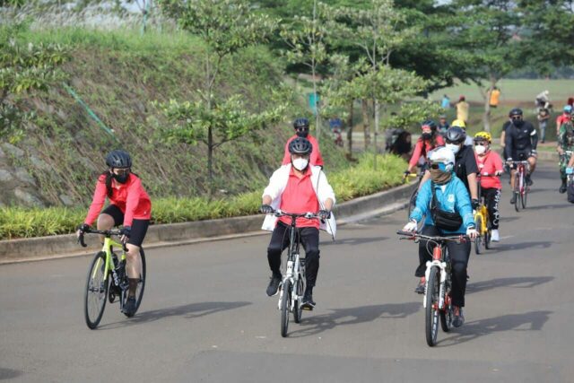 Wujudkan Jabodetabek Intergrated Transportation, Airin Sepeda Bareng Menhub