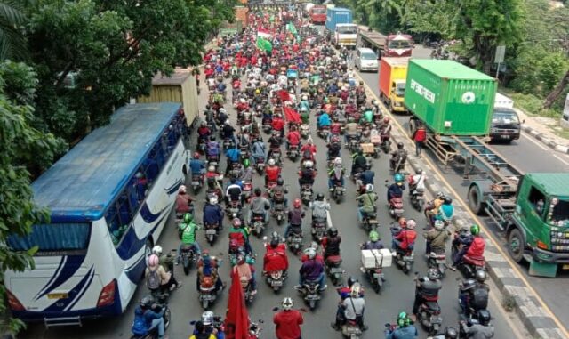 Hendak ke DPR-RI, Ribuan Buruh Kota Tangerang Diblokade di Jalan Daan Mogot