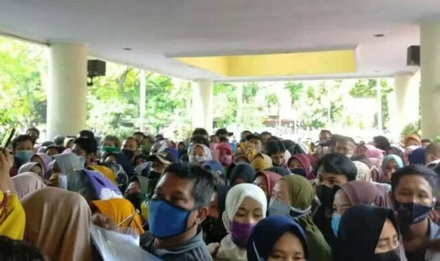 Ngeri, Penyerahan Berkas Bantuan UMKM di Kota Tangerang Penuh Sesak Warga
