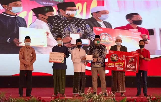 Hari Santri Nasional, Telkomsel Bagikan 16.000 Kartu Perdana untuk Ponpes se-Banten