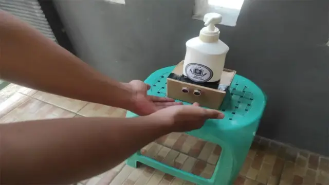 Implementasi Sensor Ultrasonik Pada Hand Sanitizer di Tempat Umum Implementasi Sensor Ultrasonik Pada Hand Sanitizer di Tempat Umum