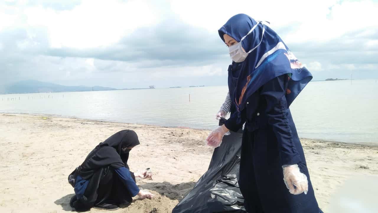 Ajak Komunitas, TBM Jawara Bersih-bersih Pantai Peringati Sumpah Pemuda