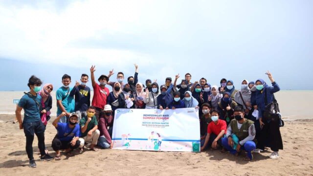 Ajak Komunitas, TBM Jawara Bersih-bersih Pantai Peringati Sumpah Pemuda