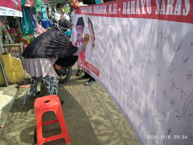Di Pasar Bukit Pamulang, Warga Tangerang Selatan Beri Tanda Tangan Dukungan untuk Muhamad-Saras