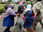 Emak-emak Korban Gusuran JORR II Ngamuk Minta Ketemu Wali Kota Tangerang, Penjagaan Jebol
