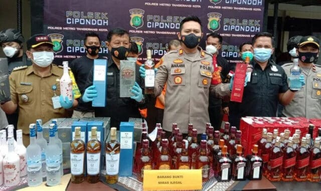 Bakal Diperjualbelikan Jelang Tahun Baru, Ratusan Miras Ilegal Diamankan Polisi di Cipondoh