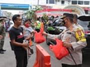 Ajak Masyarakat Rayakan Tahun Baru diRumahSaja, Kapolres Bagi-Bagi Daging