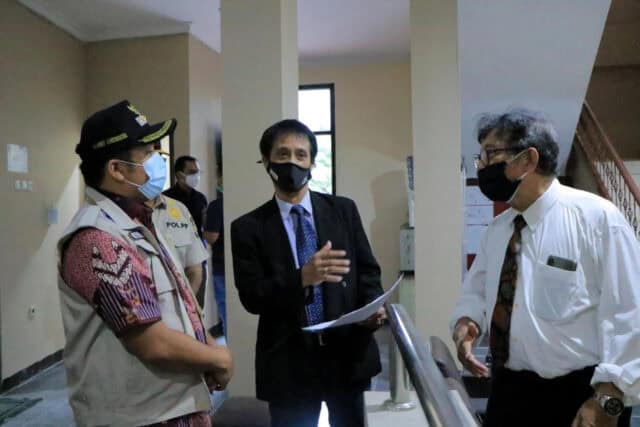Pastikan Penerapan Prokes Saat Misa Natal Arief Pantau Gereja