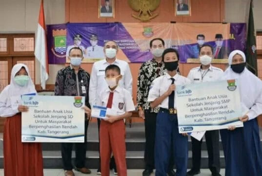 Bank bjb Salurkan Bantuan Siswa SD dan SMP Kategori MBR di Tangerang