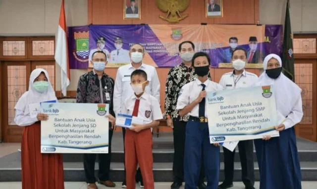 Bank bjb Salurkan Bantuan Siswa SD dan SMP Kategori MBR di Tangerang