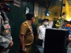 Pengawasan PPKM di Cipondoh, Camat Temukan Ratusan Miras di Dalam Kafe Pengawasan PPKM di Cipondoh, Camat Temukan Ratusan Miras di Dalam Kafe