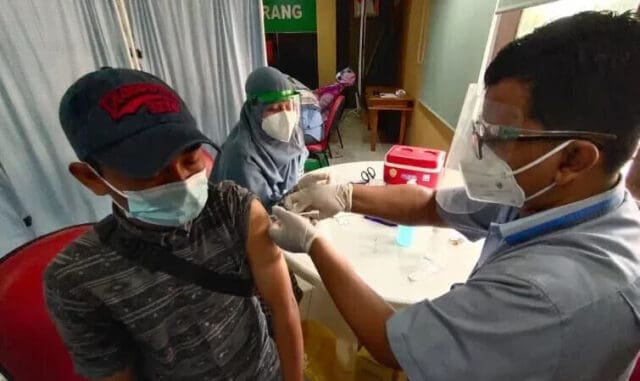 Nakes Kota Tangerang Mulai Divaksin Covid-19