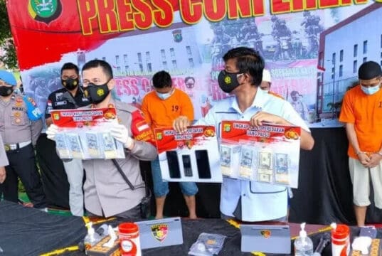 Komplotan Pengedar Uang Dolar Palsu Senilai Rp1,4 Miliar Dibekuk Polisi