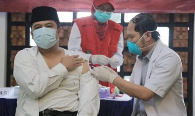 Wali Kota Tangerang Vaksin Sinovac ke- Dua, Sachrudin Vaksinasi Pertama