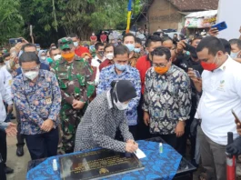 Risma Resmikan Jalan dan 16 MCK di Kota Serang, Bhakti SMSI Untuk Negeri