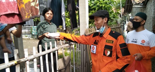 Aleg PKS Bagikan Bantuan Korban Banjir dari Rumah ke Rumah