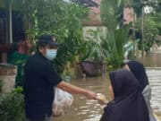 Perumahan Binong Banjir, Rispanel Arya Turun Langsung ke Lokasi Bagikan Bantuan