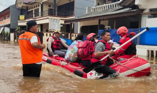 Banjir di Pinang Griya 936 KK di Evakuasi, PMI Bersama OKP Kota Tangerang Dirikan Dapur Umum
