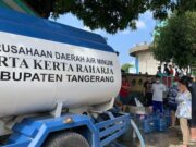 Boosterpump Terendam Banjir, Perumdam TKR Suplai Air Bersih Melalui Mobil Tangki