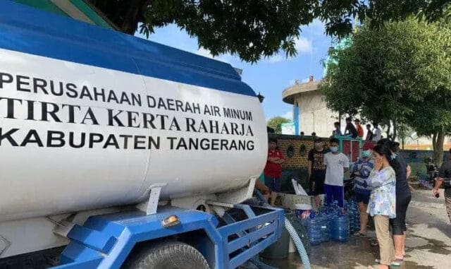 Boosterpump Terendam Banjir, Perumdam TKR Suplai Air Bersih Melalui Mobil Tangki