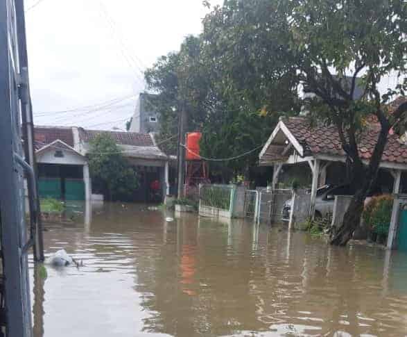 Pintu Air Jebol, Banjir Merendam Villa Tomang Baru Tangerang
