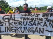 Masa Aksi Yang Terdiri Dari Masyarakat Cigelis Dan Mahasiswa Geruduk PT. GAL