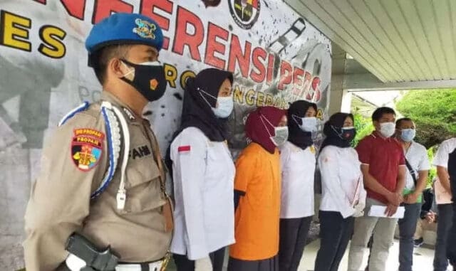 Ibu Kandung Tersangka Pembuang Jasad Bayi Dalam Kantong Plastik