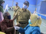 Vaksin Covid-19 Diberikan Pada Lansia di Tangerang