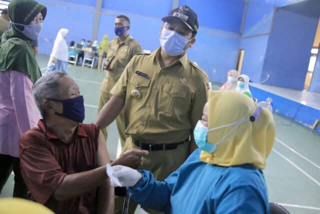 Vaksin Covid-19 Diberikan Pada Lansia di Tangerang