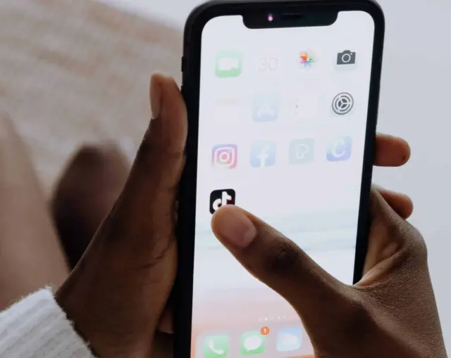 Aplikasi TikTok Sebagai Media Belajar Bahasa Inggris Aplikasi TikTok Sebagai Media Belajar Bahasa Inggris