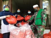 Hindari Kerumunan, Yayasan Fajar Qolbi Bagikan Paket Sembako Secara Door To Door
