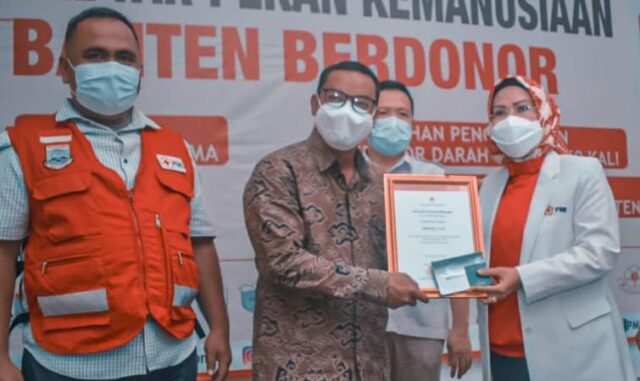 50 Kali Donor, Warga Kota Tangerang Diganjar Penghargaan PMI Banten