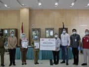 Pemkot Tangsel Terima 320 Baju Hazmat dari CSR Ace Hardware