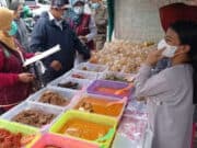 KOTA TANGERANG, Pelitabanten.com -- Dinas Kesehatan (Dinkes) Kota Tangerang melakukan pengecekan kualitas makanan dan minuman berbuka puasa ramadhan 1442 hijriah di 13 Kecamatan se-Kota Tangerang secara serentak. Sekitar 401 sampel makanan dan minuman yang dijual diberbagai pusat keramaian penjual takjil diambil dan dilakukan screening cepat untuk mengantisipasi dan mengetahui ada tidaknya kandungan kimia dan bakteri berbahaya. Dari 401 sampel takjil makanan dan minuman itu ditemukan 21 sampel mengandung bahaya terdapat kandungan kimia atau bakteri. Kabid Kesehatan Masyarakat, Dinkes Kota Tangerang dr.Harmayani, MPH mengungkapkan setiap kecamatan diambil 25 hingga 40 sampel, yang dilakukan oleh petugas Puskesmas melalui pendampingan Kecamatan dan Kelurahan setempat. Sampel yang diambil mulai dari soto mie, tahu, batagor, gendar, siomay, bakso, pacar cina, kwetiau, lumpia dan berbagai jenis takjil berbuka puasa lainnya. “Pengambilan sampel kita fokuskan pada titik-titik keramaian jajanan takjil di Kota Tangerang. Hal ini kita lakukan, sebagai tanggung jawab Pemkot melalui Dinkes untuk melakukan pembinaan dan pengawasan pangan yang beredar di Kota Tangerang,” ungkap dr Harmayani, saat dihubungi Jumat (30/4/2021). Dipaparkan dr Harmayani, hasil dari pengecekan kualitas tim ditemukan 21 sampel dari berbagai jenis takjil yang mengandung kandungan kimia atau bakteri berbahaya. “Untuk jenis sampel yang ditemukan adanya kandungan berbahaya, didominasi jenis takjil berbagai tahu. Selain itu, juga ditemukan pada kikil, somay, ceker, seblak, krupuk pasir, pacar cina, arum manis hingga lumpa,” jelasnya. Selanjutnya, kata dr Harmayani 21 sampel tersebut akan didalami kandungan kimia dan bakterinya di UPT Labkesda Kota Tangerang. Dinkes pun akan melakukan tindak lanjut persuasif, berupa pembinaan dan edukasi kepada para pedagang yang bersangkutan. “Pada pembinaan atau proses edukasi, Dinkes akan memberitahu bahaya terparah akan kandungan kimia yang mereka pakai. Selain itu, Dinkes juga akan memberikan pemaparan jenis-jenis bahan pengganti yang aman atau layak untuk dimakan konsumen,” katanya. Diketahui, pengecekan kualitas makanan akan dilakukan secara rutin oleh Dinkes Kota Tangerang per tiga hingga enam bulan sekali. Hal itu, sebagai bentuk pertanggungjawaban dan pembaharuan data pangan yang beredar di Kota Tangerang.