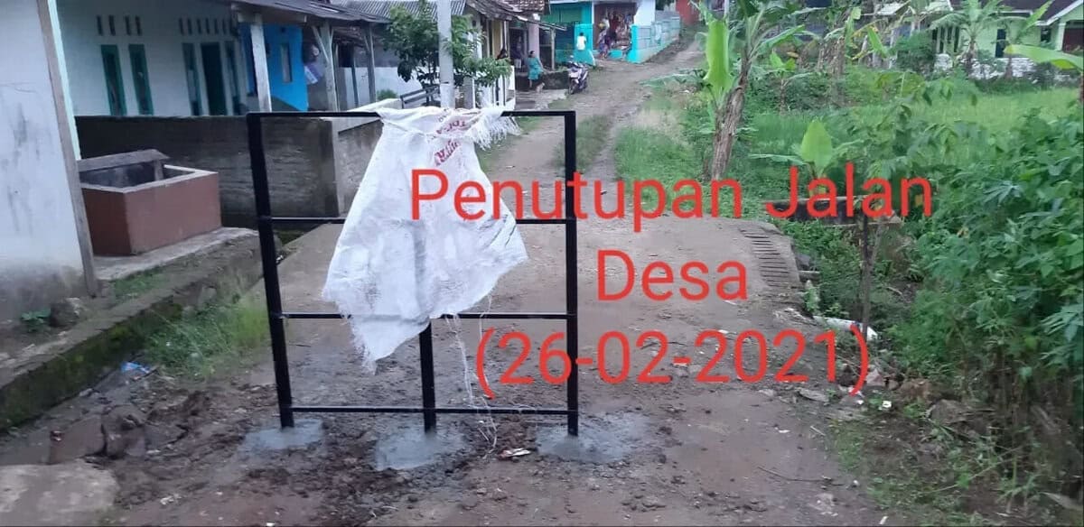 Warga Desa Cibuah, Kecamatan Warunggunung, Kabupaten Lebak lakukan unjuk rasa prihal penutupan akses jalan.