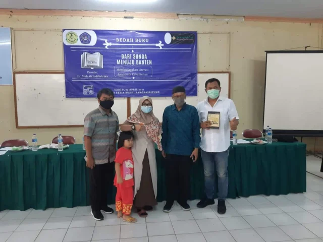 Junaedi Ibnu Jarta memberikan komentar pada Bedah Buku Dari Sunda Menuju Banten Karya Moh Ali Fadillah, pada Sabtu (03/04/2021).