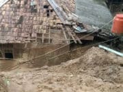 Rumah milik Pasangan Suami Istri (Pasutri) Santohir (53) dan Maesaroh (51) tertimbun tanah longsor, Desa Senanghati, Kecamatan Malingping, Lebak-Banten.
