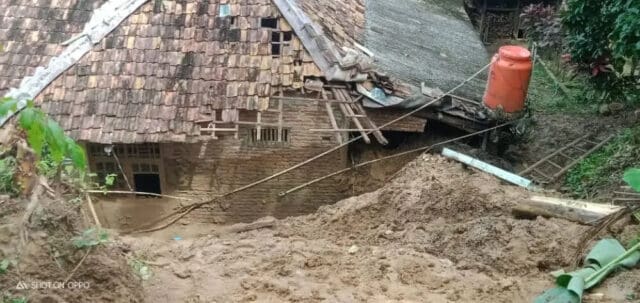 Rumah milik Pasangan Suami Istri (Pasutri) Santohir (53) dan Maesaroh (51) tertimbun tanah longsor, Desa Senanghati, Kecamatan Malingping, Lebak-Banten.