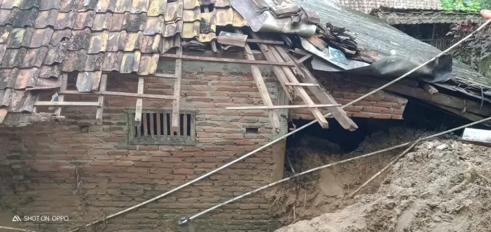 Rumah milik Pasangan Suami Istri (Pasutri) Santohir (53) dan Maesaroh (51) tertimbun tanah longsor, Desa Senanghati, Kecamatan Malingping, Lebak-Banten.
