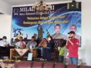 Agung Gumilar (Pegang mix) Ketua Umum Organisasi Gerakan Mahasiswa Banjarsari (GEMARI).