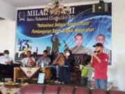 Agung Gumilar (Pegang mix) Ketua Umum Organisasi Gerakan Mahasiswa Banjarsari (GEMARI).