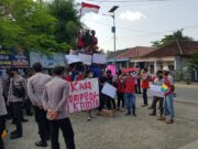Puluhan buruh di Lebak Selatan (Baksel) menggelar aksi demontrasi di depan kantor PT Lebak Distribusindo Raya (LDR)., Pada Jum'at (09/04/2021).
