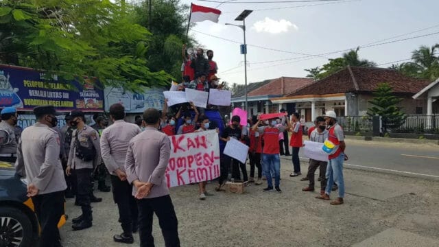 Puluhan buruh di Lebak Selatan (Baksel) menggelar aksi demontrasi di depan kantor PT Lebak Distribusindo Raya (LDR)., Pada Jum'at (09/04/2021).