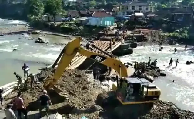 Jembatan Ciberang yang terletak di Desa Ciladaeun, Kecamatan Lebakgedong, Kabupaten Lebak, Banten, Jembatan Ciberang yang terletak di Desa Ciladaeun, Kecamatan Lebakgedong, Kabupaten Lebak, Banten.