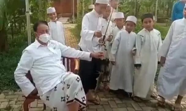 Wahidin Halim, selaku Gubernur Banten melakukan Ngabuburit Bareng dengan Para Santri sambil Mancing.