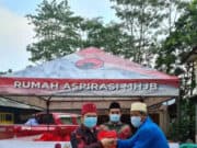 Iman Pribadi, Ketua Rumah Aspirasi MHJB berbagi kebaikan kepada masyarakat di Desa Sawarna Timur, pada Senin (26/04/2021).