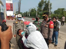 Posko Penyekatan Polresta Tangerang Laksanakan Tes Swab Antigen Bagi Pemudik