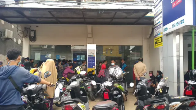 Metode Ngantri Bank BJB Malingping nampak berkerumun dan tidak menerapkan kaidah manajemen yang baik, pada Senin (10/05/2021). Metode Ngantri Bank BJB Malingping nampak berkerumun dan tidak menerapkan kaidah manajemen yang baik, pada Senin (10/05/2021).