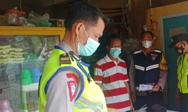 Cooling Sistem, Anggota Polisi Jatiuwung Rayu Pemudik Lakukan Swab Antigen