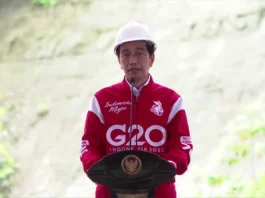 Jaket Merah Nyentrik G20 Jokowi Curi Perhatian Publik